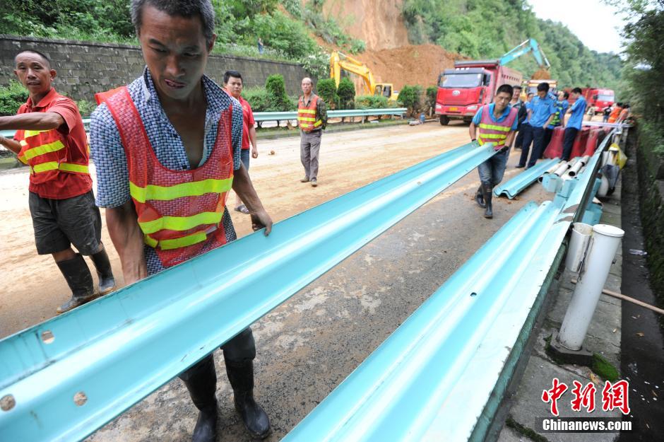 Route bloquée par des glissements de terrain suite aux dernières grosses pluies. (CNS/He Junyi)