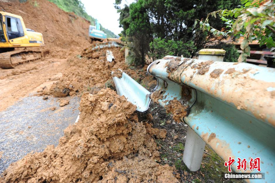 Route bloquée par des glissements de terrain suite aux dernières grosses pluies. (CNS/He Junyi)