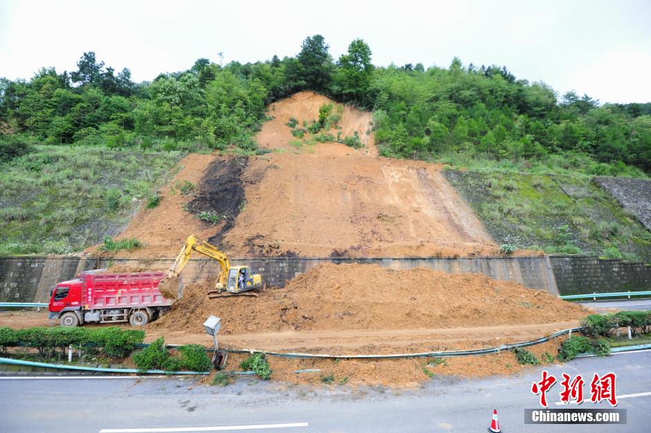 Route bloquée par des glissements de terrain suite aux dernières grosses pluies. (CNS/He Junyi)
