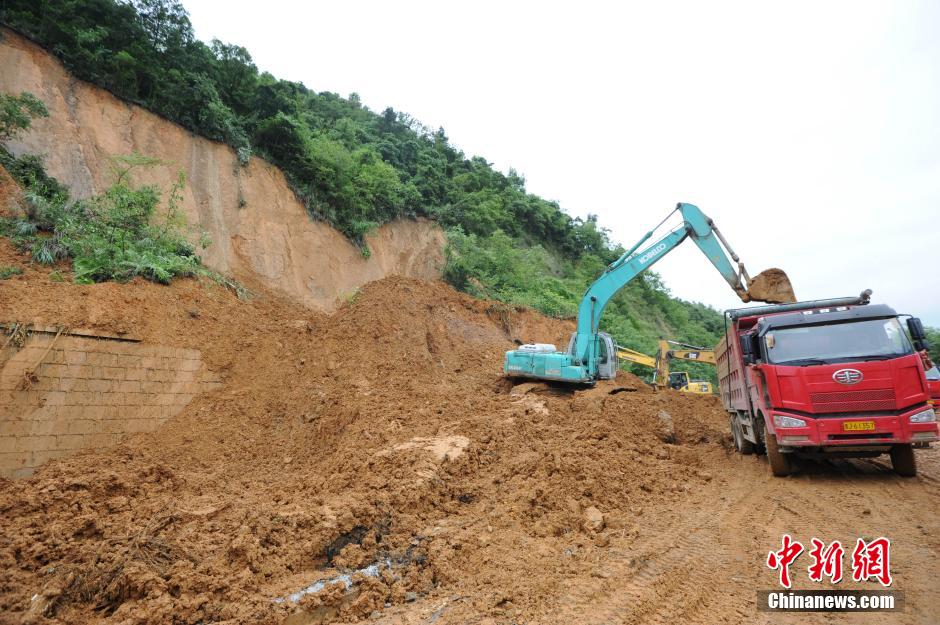 Route bloquée par des glissements de terrain suite aux dernières grosses pluies. (CNS/He Junyi)