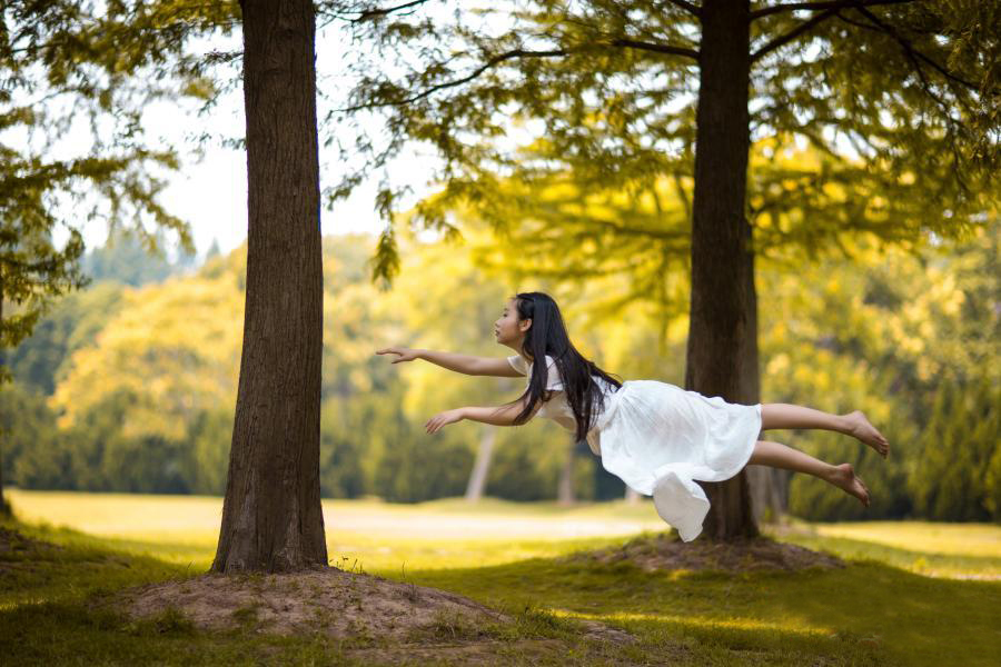 Xiao Ge, la pole-danseuse qui flotte dans les airs