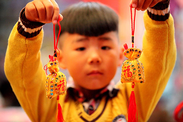 5. Porter des sachets parfumés et fils de soie de cinq couleurs Dans le nord, les habitants sont convaincus que le port de sachets parfumés protège les enfants contre le mal. Les jeunes décorent leurs vêtements avec de petits sachets fabriqués à partir de tissus de soie avec cinq couleurs de fil de soie.