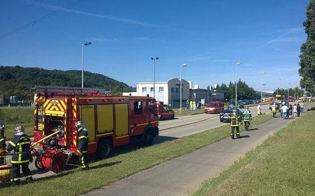 Les pompiers près du site de l’attaque.