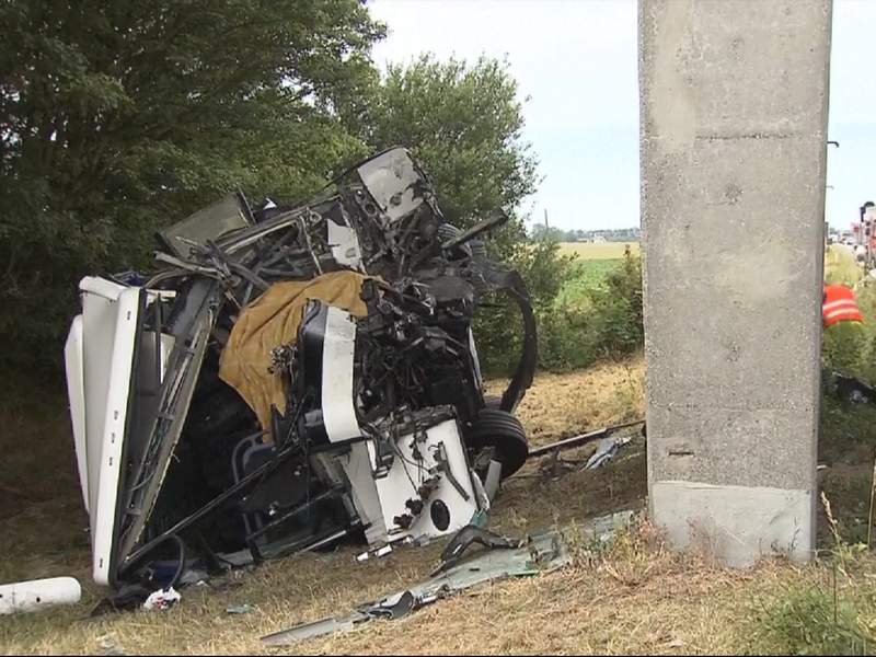 Accident d'un bus scolaire britannique en Belgique : un mort, une quinzaine de blessés