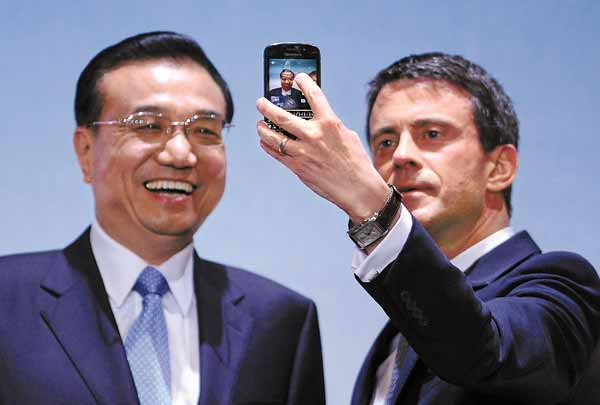 Le Premier ministre Li Keqiang et son homologue fran?ais Manuel Valls ont pris un selfie jeudi à Toulouse, au cours de la visite de trois jours du dirigeant chinois en France. [Pascal Pavani/AFP]