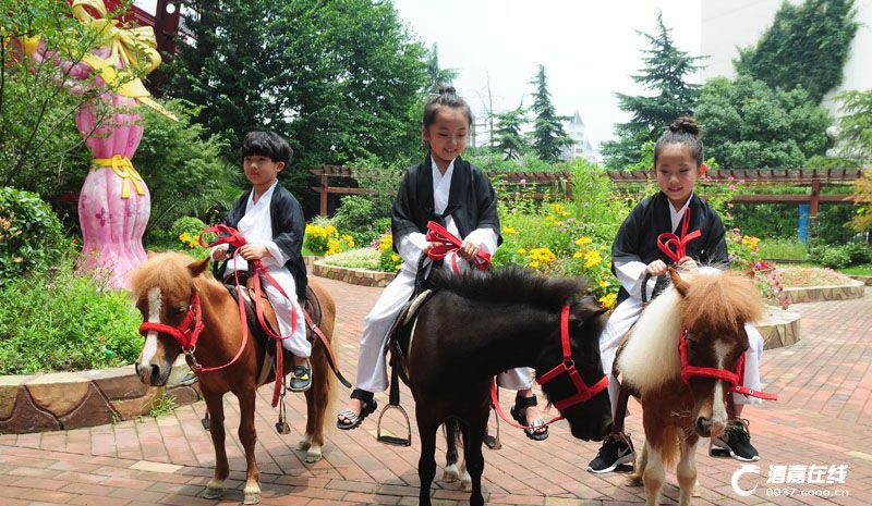 Enfants et animaux se retrouvent à Hangzhou