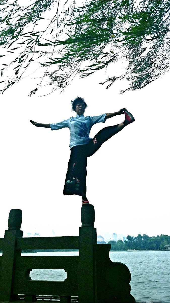 Une personne agée joue les acrobates dans le Shandong