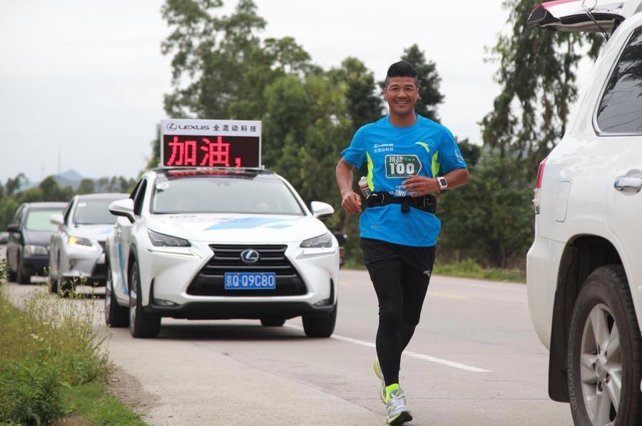 Un coureur termine 100 marathons