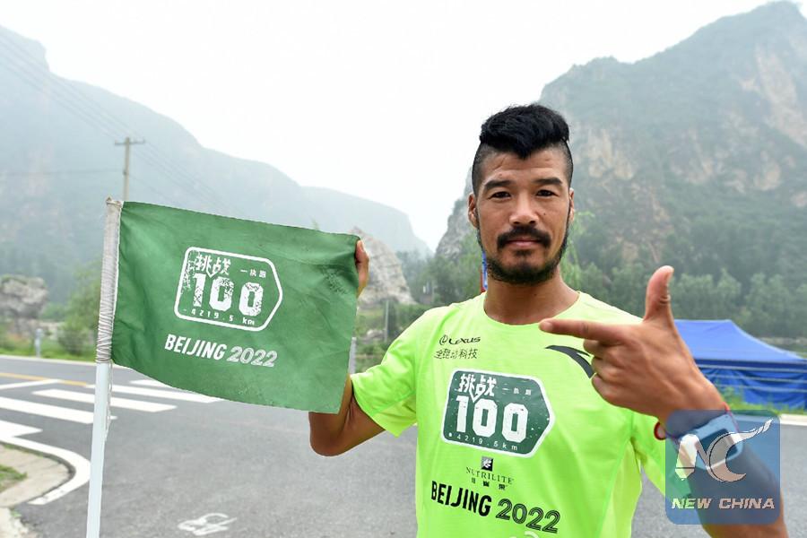 Un coureur termine 100 marathons