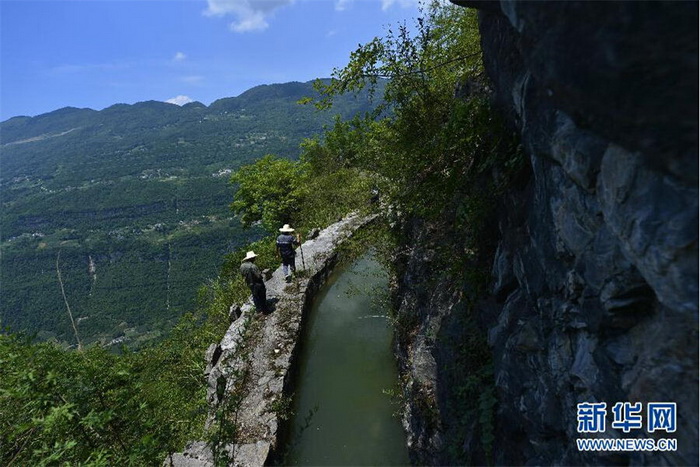 Le canal du drapeau rouge qui s'élève vers le ciel