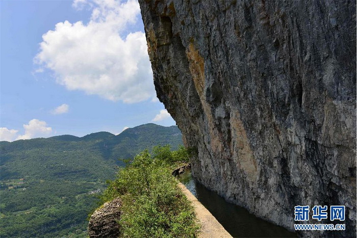 Le canal du drapeau rouge qui s'élève vers le ciel