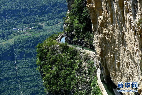 Le canal du drapeau rouge qui s'élève vers le ciel