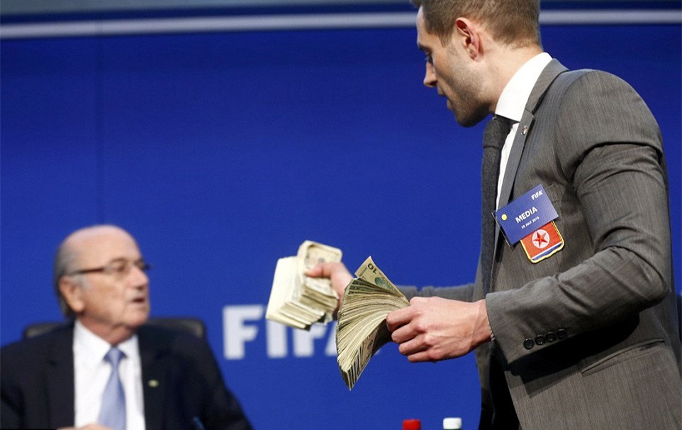FIFA : Sepp Blatter agressé à coup de dollars
