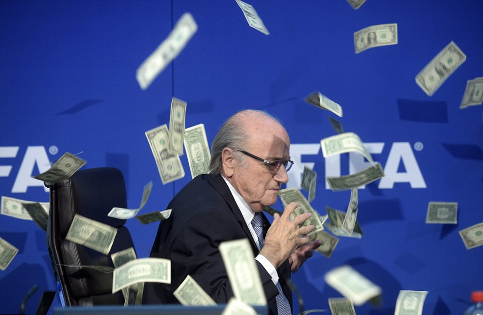 FIFA : Sepp Blatter agressé à coup de dollars