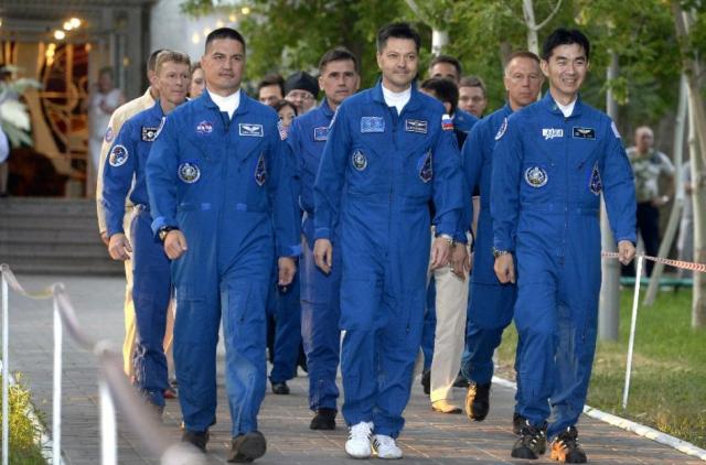 L’équipage de la fusée Soyouz, Kjell Lindgren, Oleg Kononenko et Kimiya Yui.