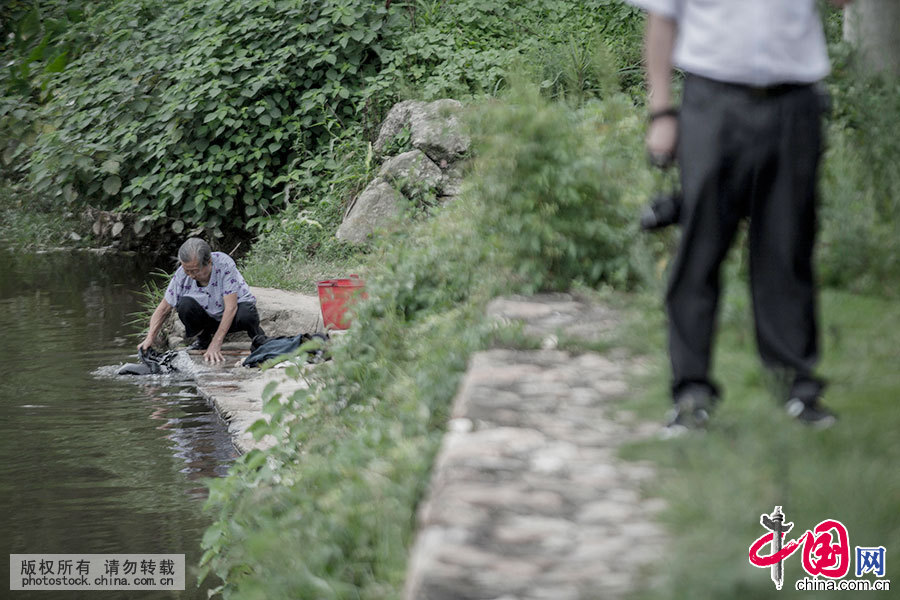 Lai Xuexian, barbier sexagénaire dans une vieille ville du Jiangxi