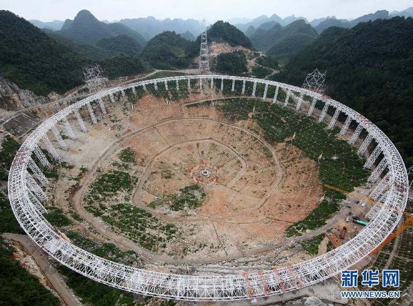 Photo prise le 16 juillet 2014, montrant le site de construction du plus grand radiotélescope du monde, profondément implanté dans les montagnes de la province du Guizhou, dans le sud-ouest de la Chine. [Xinhua]