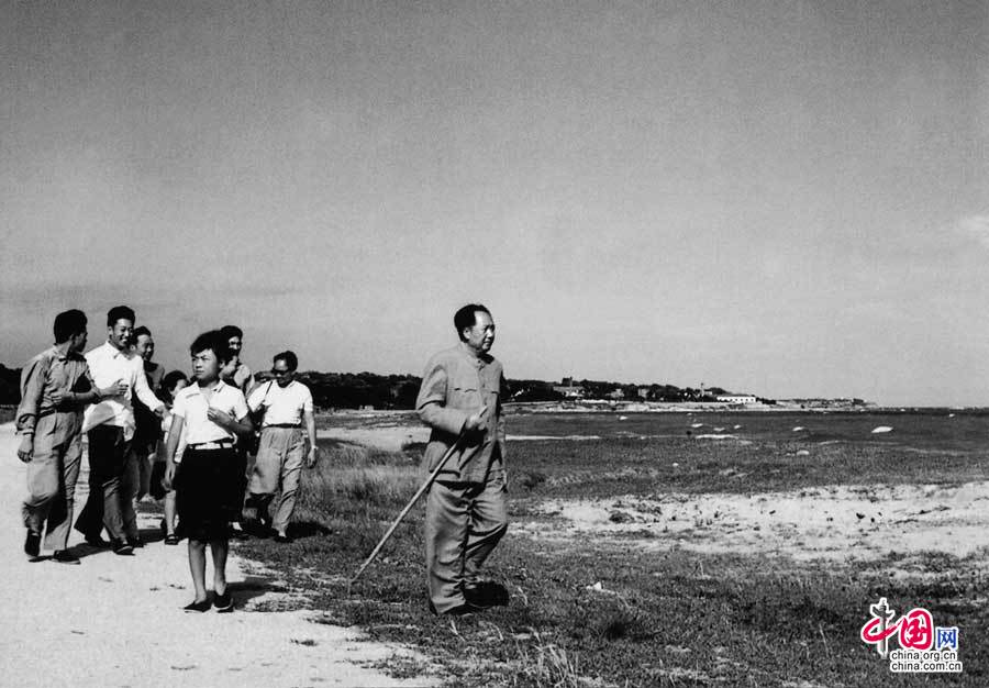Mao Zedong se promène à Beidaihe en 1954.