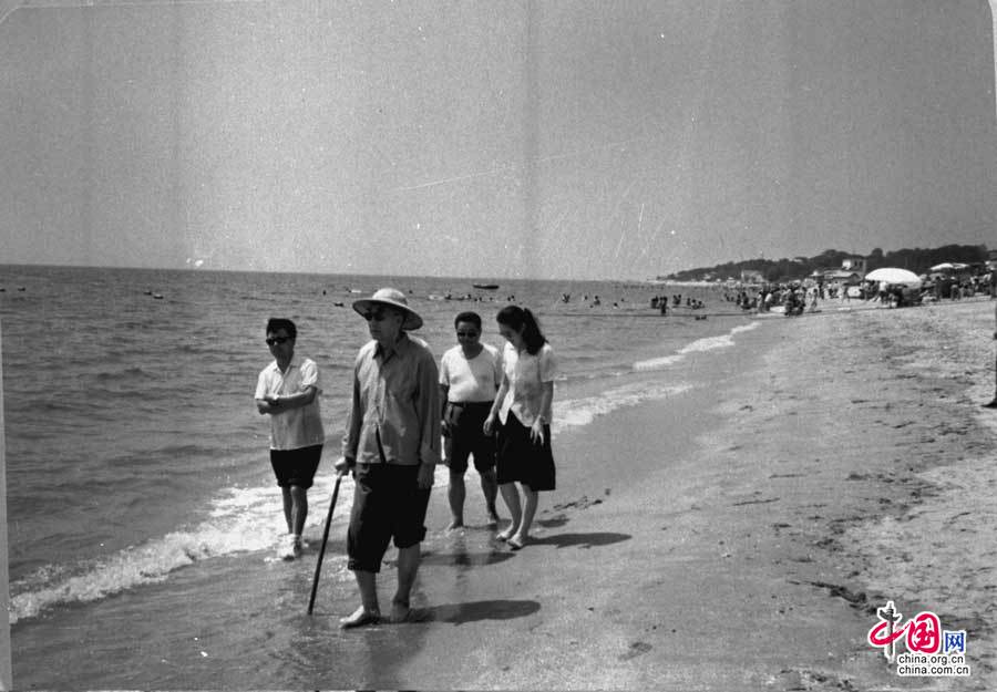 Xu Xiangqian se promène à Beidaihe en 1985.