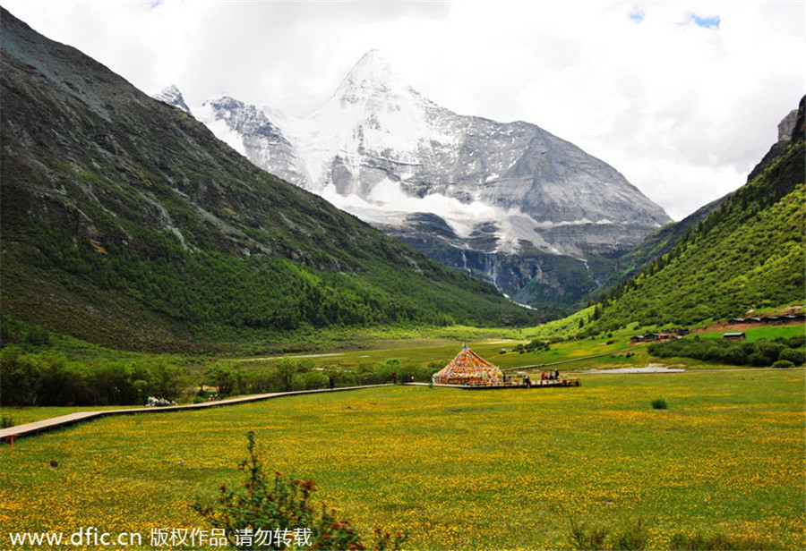 7. Le paysage de Daocheng Yading, dans la province du Sichuan. Située au sud-est de Daocheng, la zone pittoresque de Yading est un environnement naturel vierge. Le nom tibétain de Yading est ? Nyiden ?, ce qui signifie ? face au soleil ?, et les voyageurs venus de loin en parlent communément comme la dernière terre vierge sur la planète bleue.