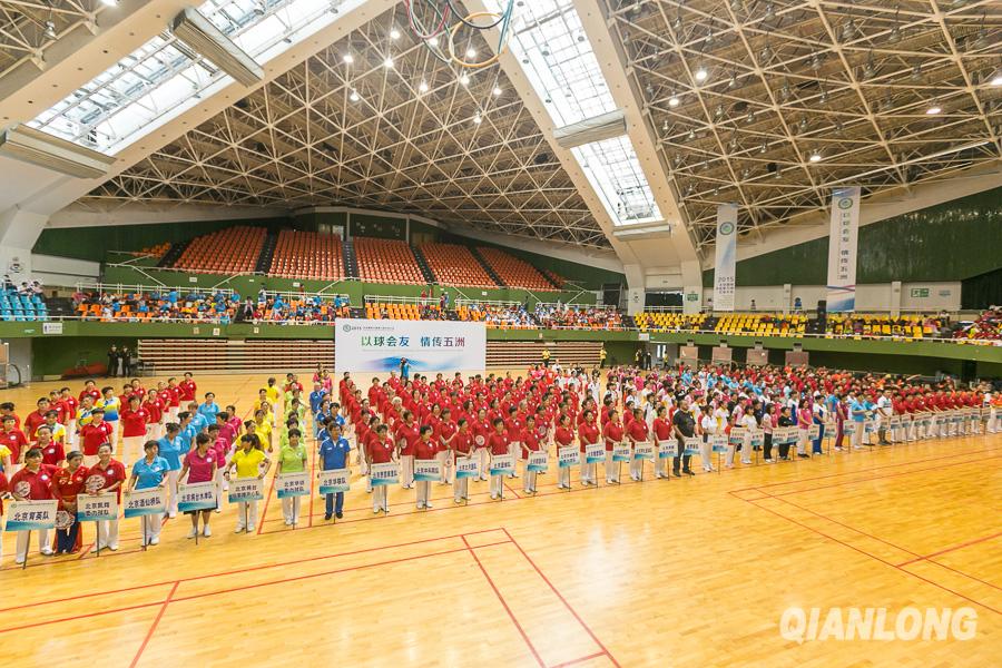 Quand le tai-chi se pratique avec une raquette à la main