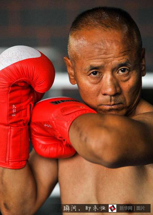 Un boxeur sexagénaire auquel vous ne voudriez pas avoir affaire