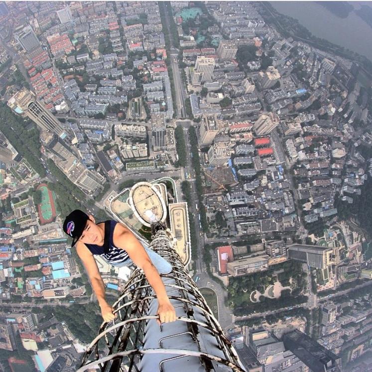  Des selfies de jeunes Russes et Chinois du haut des gratte-ciel
