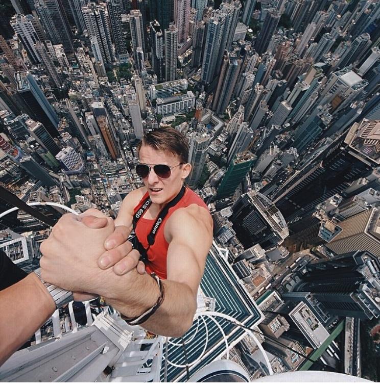  Des selfies de jeunes Russes et Chinois du haut des gratte-ciel