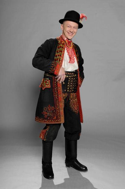 Un homme en costume ethnique présenté à l'exposition ? Des sources à l'inspiration : les motifs ethniques dans le design polonais ?. [Photo / namoc.org]