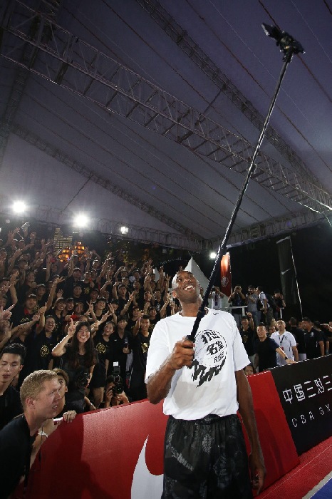 Guangzhou : Kobe Bryant accueilli en superstar par ses fans