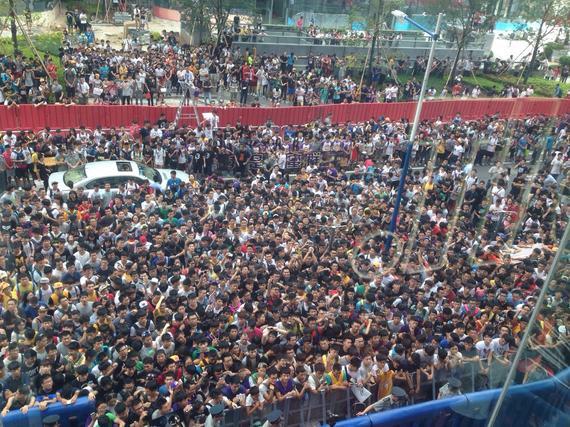 Guangzhou : Kobe Bryant accueilli en superstar par ses fans