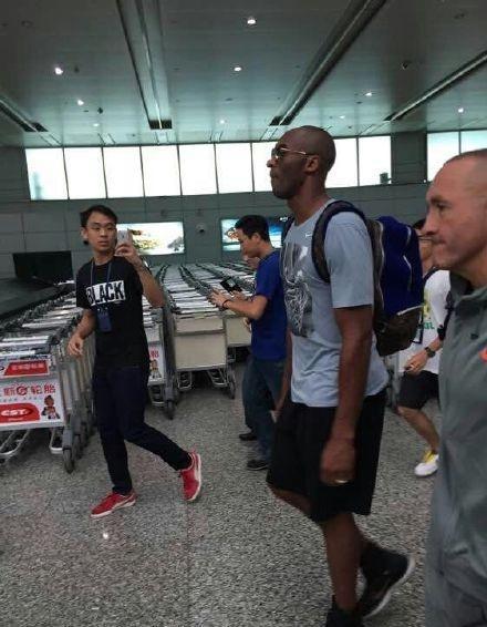 Guangzhou : Kobe Bryant accueilli en superstar par ses fans