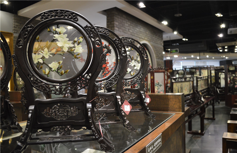 Des ?uvres de broderie de Shu en vente dans le musée. [Photo Jiang Wanjuan / chinadaily.com.cn]