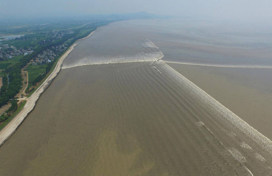 Un mascaret ? en croix ? se forme sur le fleuve Qiantang