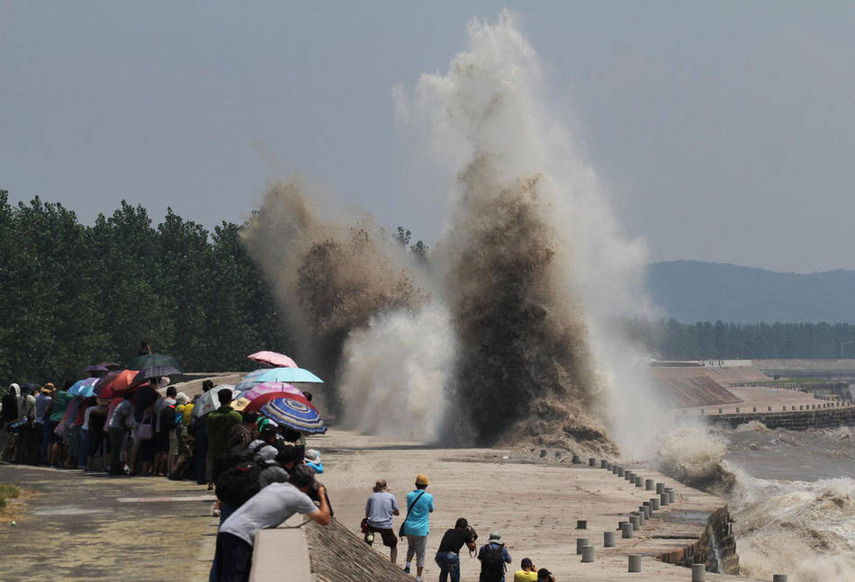 Un mascaret ? en croix ? se forme sur le fleuve Qiantang