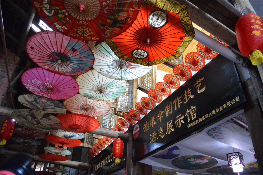 Les parapluies traditionnels de papier huilé brillent à l'ère moderne 