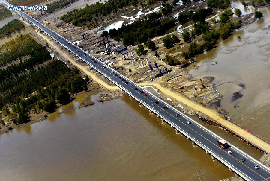 L’autoroute de l’aéroport Lhassa-Gonggar de la région autonome du Tibet (sud-ouest de la Chine), le 29 ao?t 2014.