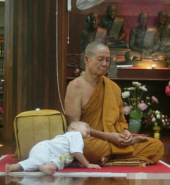 Tha?lande : être moine à 2 ans