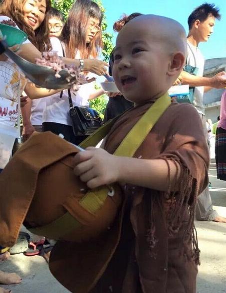 Tha?lande : être moine à 2 ans