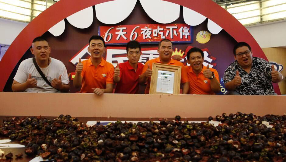 Six hommes mangent 818 mangoustans en 10 minutes !