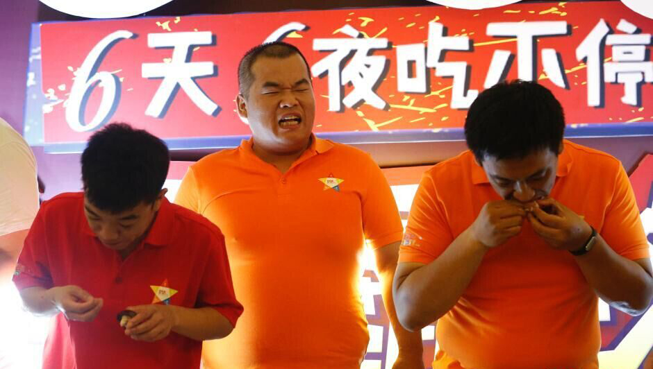 Six hommes mangent 818 mangoustans en 10 minutes !