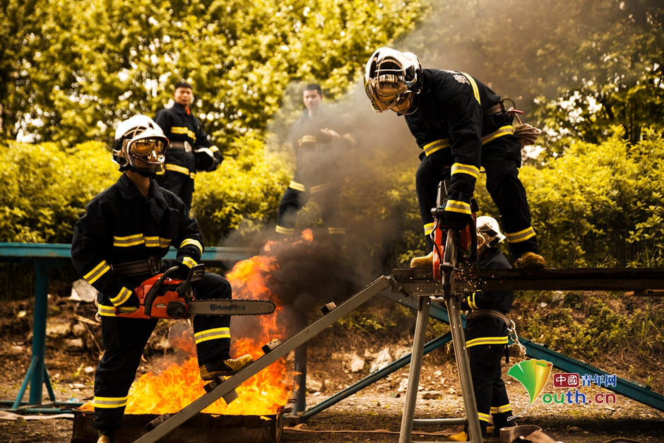 Bel hommage rendu aux pompiers tués dans les explosions de Tianjin