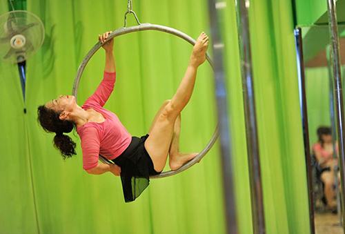 A Chengdu, une grand-mère devient la reine de la pole-dance