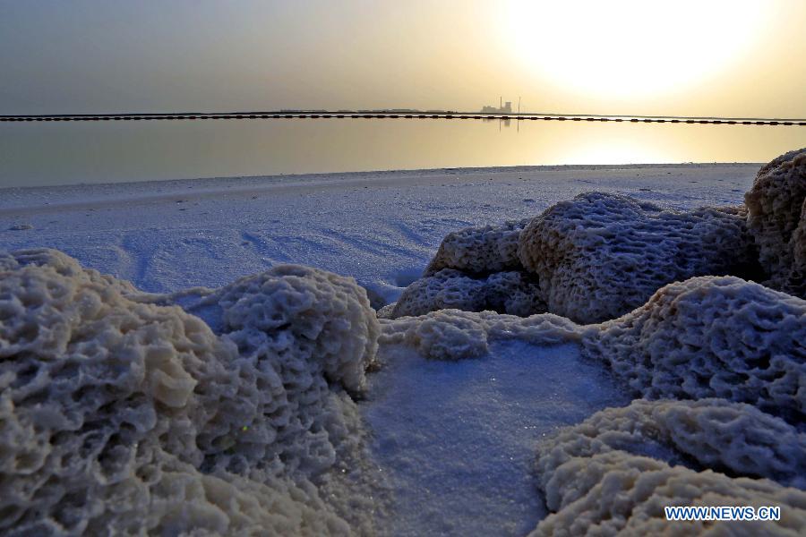 Photos - paysage d'une base de sylvite dans le Xinjiang