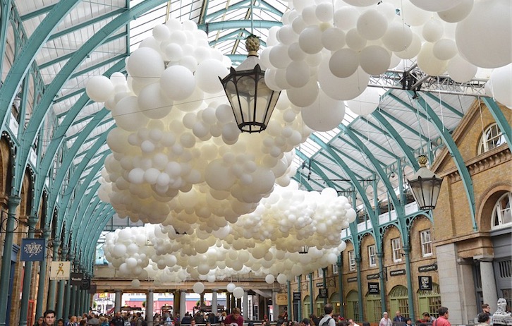 Londres : 100 000 ballons blancs envahissent Covent Garden