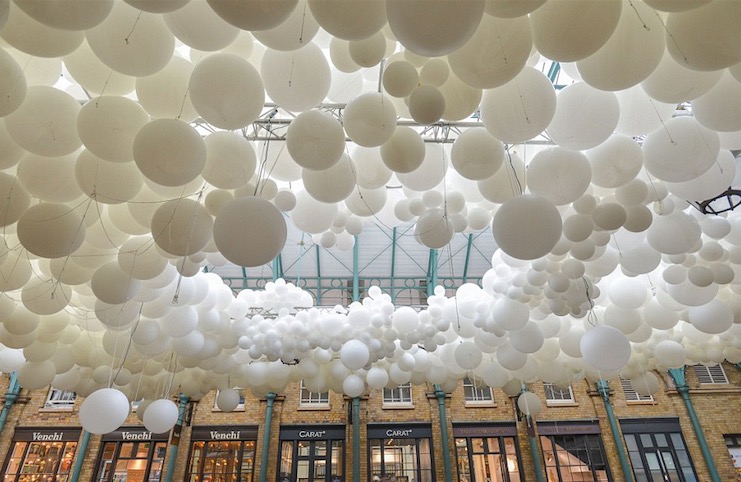 Londres : 100 000 ballons blancs envahissent Covent Garden