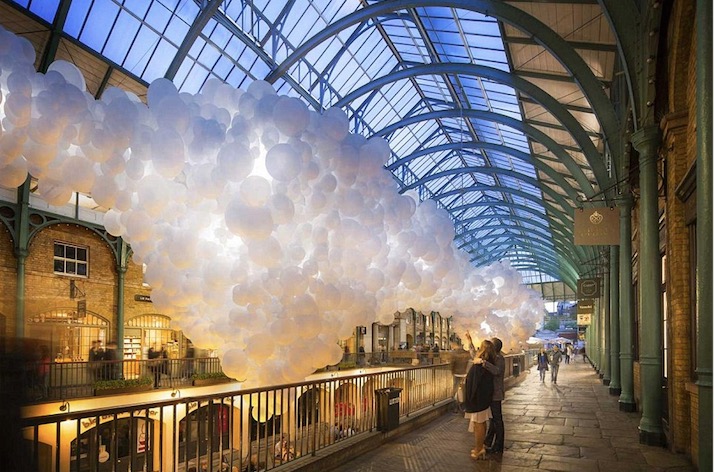 Londres : 100 000 ballons blancs envahissent Covent Garden