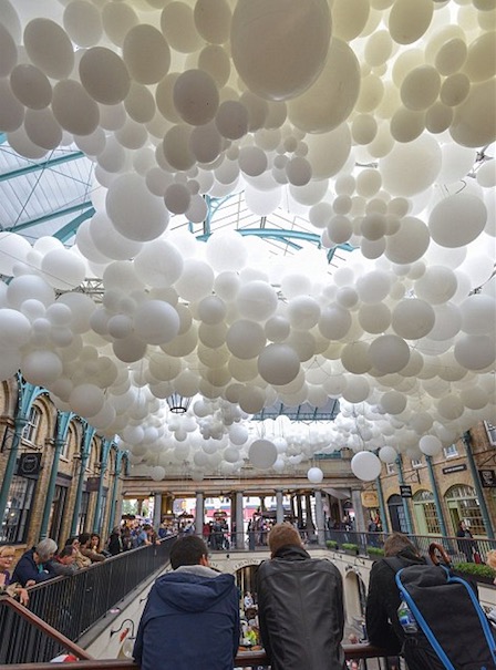 Londres : 100 000 ballons blancs envahissent Covent Garden