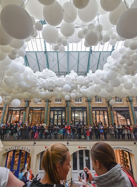 Londres : 100 000 ballons blancs envahissent Covent Garden