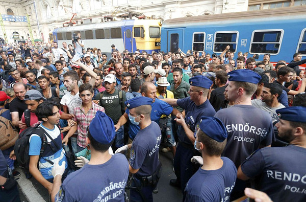 La Hongrie évacue et ferme la gare de Budapest pour empêcher le départ des migrants